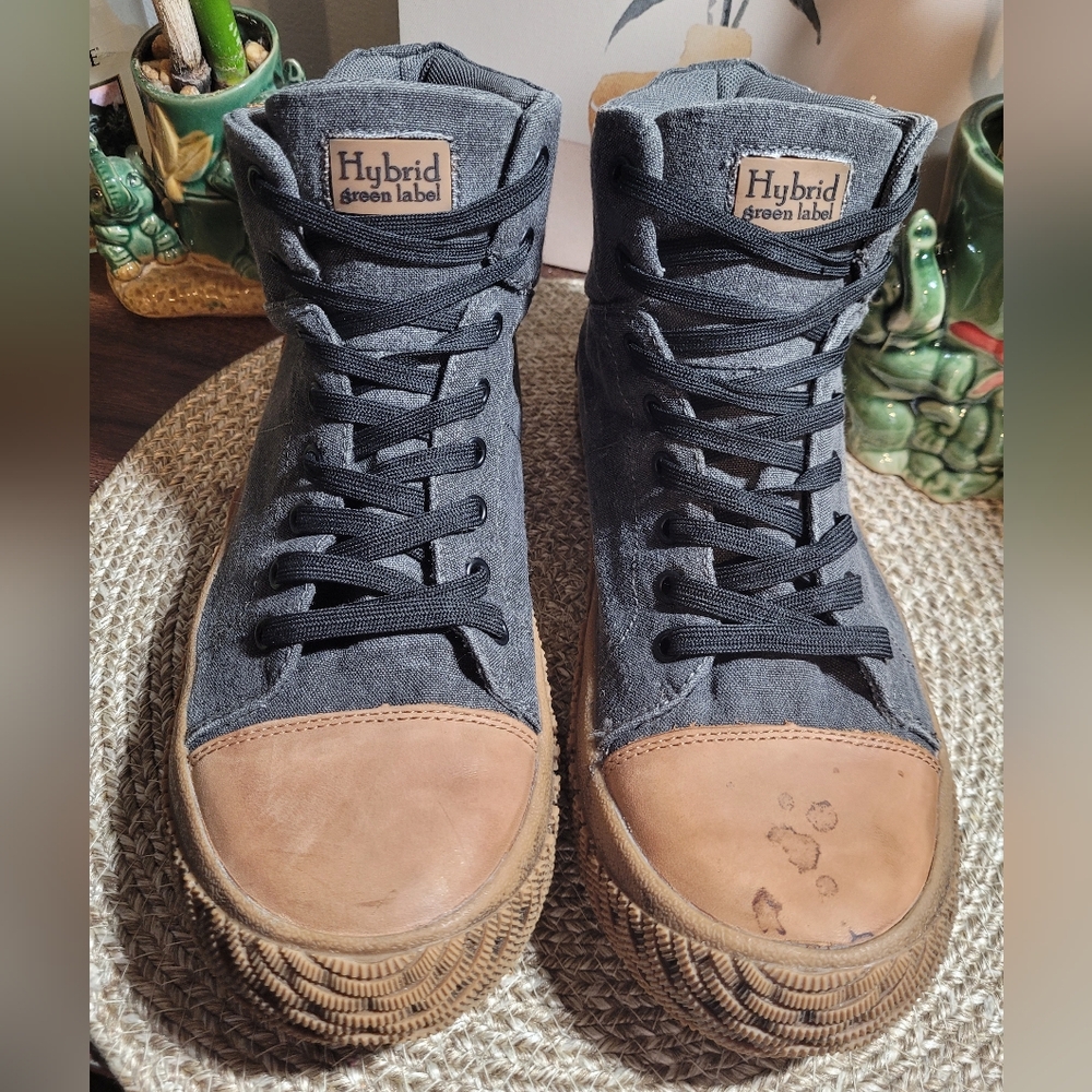 Elegant men's shoes in gray and tan. Size 10. Used. As is.
